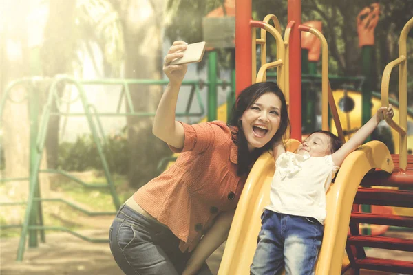 Mãe e filha tomando selfie retrato — Fotografia de Stock