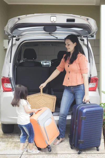 Kind und Mutter bereiten sich auf Urlaub vor — Stockfoto