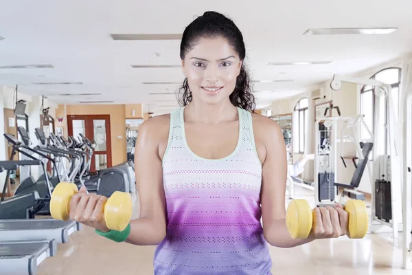 Indian woman exercising with barbells — Stock Photo, Image