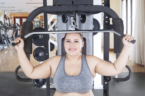 Mujer gorda feliz ejercitando sus bíceps — Foto de Stock