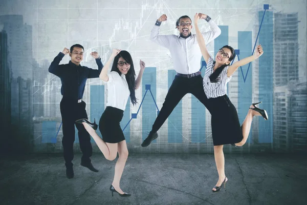 Diversity Business Team feiert gemeinsam Erfolg — Stockfoto