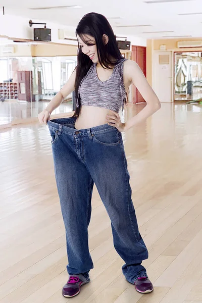 Chinese woman wearing old jeans — Stock Photo, Image