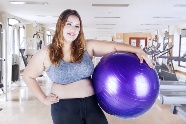 Mujer gorda caucásica sosteniendo una pelota de fitness — Foto de Stock