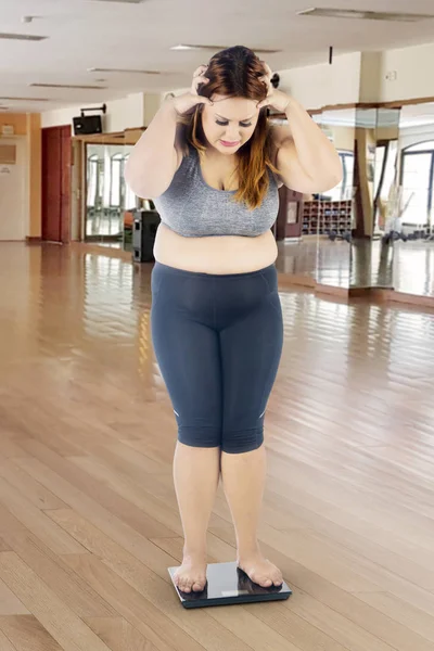 Kaukasiska fet kvinna underlåter att förlust vikt — Stockfoto