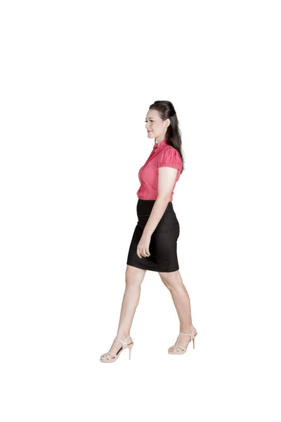 Mulher de negócios caucasiana andando no estúdio — Fotografia de Stock