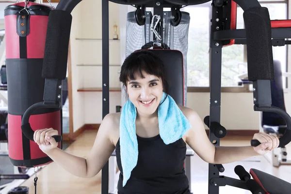 重量のマシンでトレーニングをやっているアラビアの女の子 — ストック写真