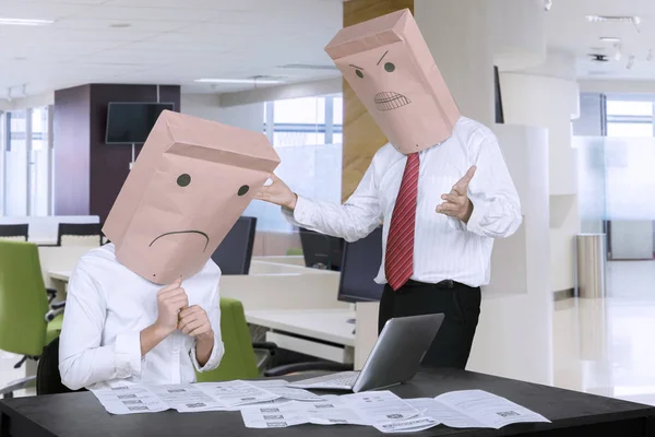 Анонимный бизнесмен ругает своего сотрудника в офисе — стоковое фото
