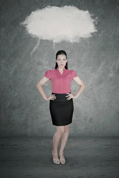Empresária irritada em pé sob uma nuvem em branco — Fotografia de Stock