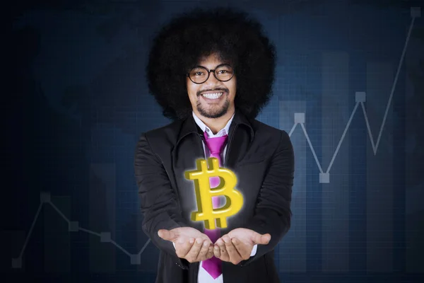 Afro-Unternehmer zeigt Bitcoin-Symbol — Stockfoto