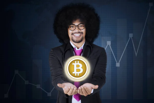 Afro-Geschäftsmann zeigt Bitcoin auf seinen Händen — Stockfoto