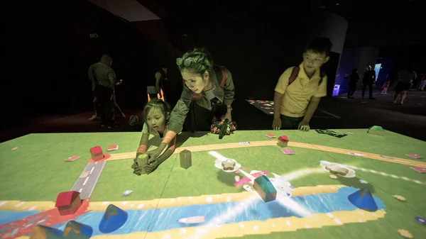 Toeristische spelen bij Artscience Museum Singapore — Stockfoto