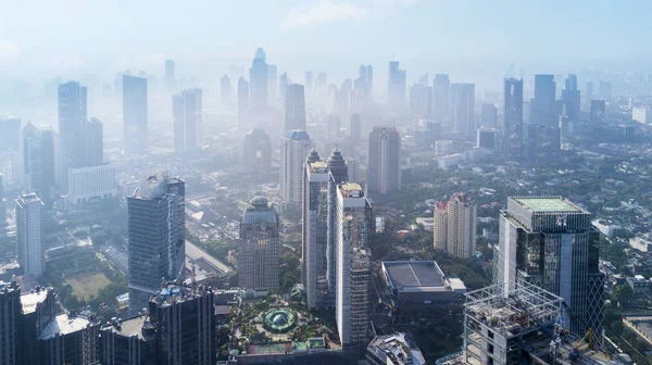 Skyskrapa byggnader på Jakarta i dimmiga morgon — Stockfoto