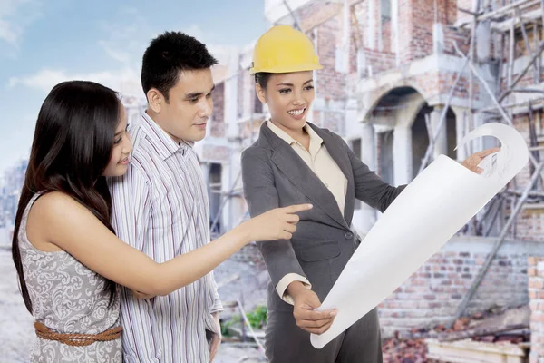 Casal asiático conversando com desenvolvedor imobiliário — Fotografia de Stock