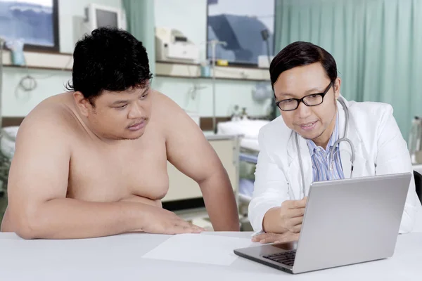 Consulta de un paciente con sobrepeso con un médico —  Fotos de Stock