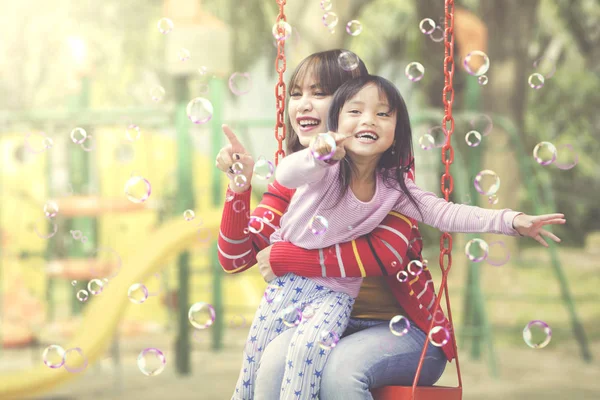 Asiatique mère et fille joue avec bulle — Photo