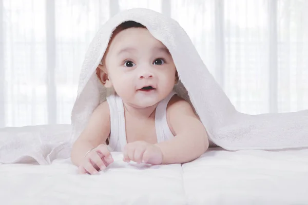 Asijské dítě pod dekou — Stock fotografie