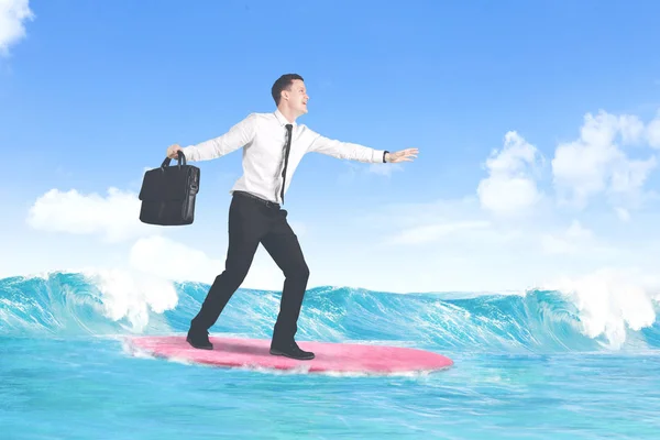 Gondtalan kaukázusi üzletember, szörfözés — Stock Fotó