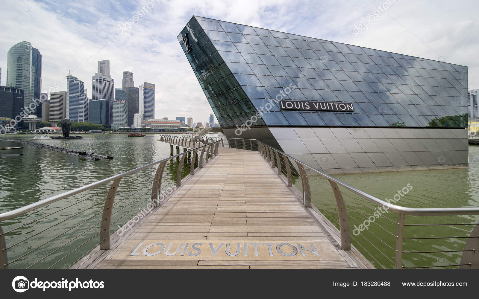 Louis Vuitton store with wooden bridge – Stock Editorial Photo ©  realinemedia #183280488