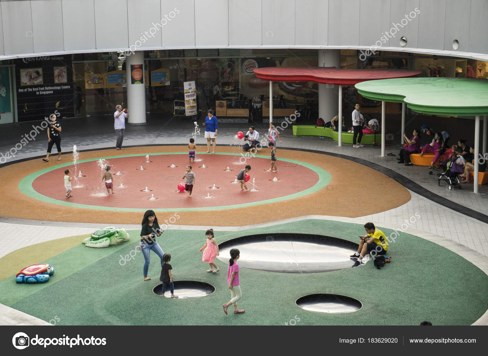 Visitors playing at VivoCity playground Singapore — Stock