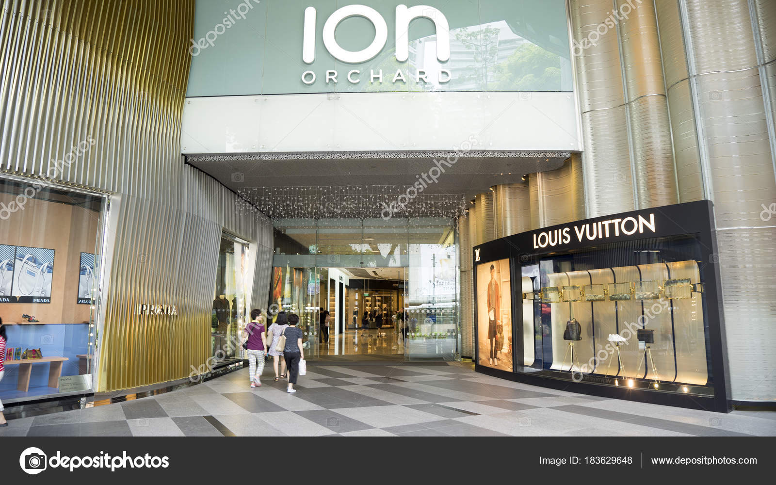 People entering the ION Orchard mall — Stock Editorial Photo