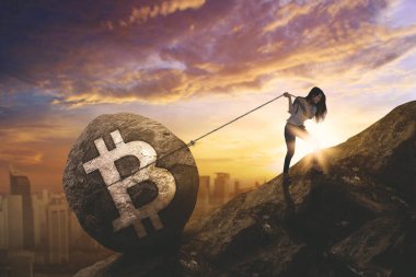 Genç iş kadını çekerek bitcoin sembolü