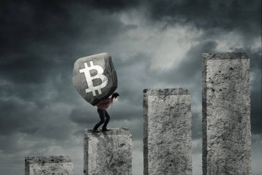 Genç işadamı bitcoin sembolü kaldırma