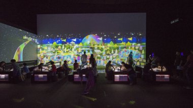 Artscience Müzesi Singapore adlı çizim ziyaretçi