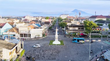 Tugu Yogyakarta mavi gökyüzü altında Dağı ile