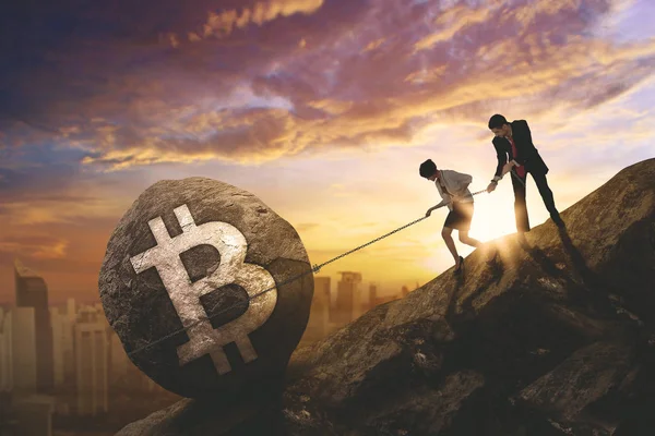 Junges Business-Team zieht Bitcoin-Symbol — Stockfoto
