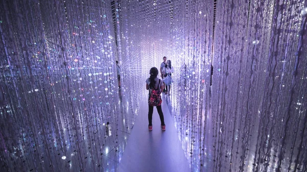Visitantes caminando dentro del Museo de las Ciencias del Arte — Foto de Stock