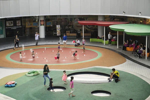 Visiteurs jouant à VivoCity aire de jeux Singapour — Photo