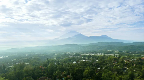 村の風景と青い空の下山 — ストック写真