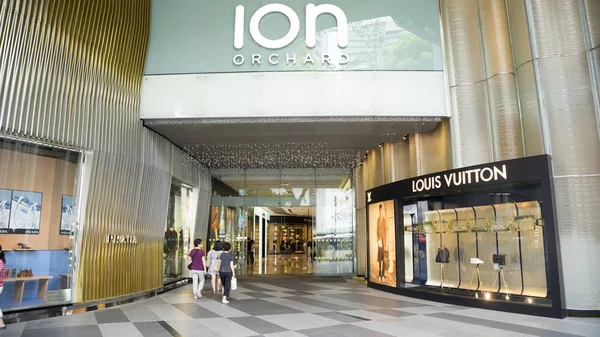 Az Ion Orchard mall belépő emberek — Stock Fotó