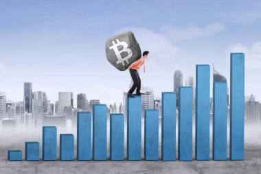 Erkek girişimci bitcoin sembolü kaldırma