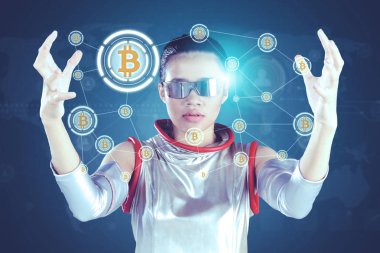 Fütüristik kadını gösteren bitcoin ağ