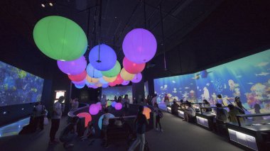 Artscience müze içinde kalabalık ziyaretçi