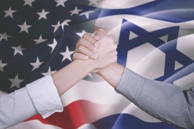 İş adamları ile Amerika ve İsrail bayrağı