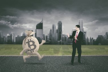 Arap işadamı bitcoin sembolü kaçmak
