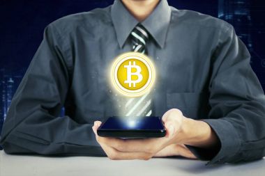 Anonim işadamı gösteren sanal bitcoin