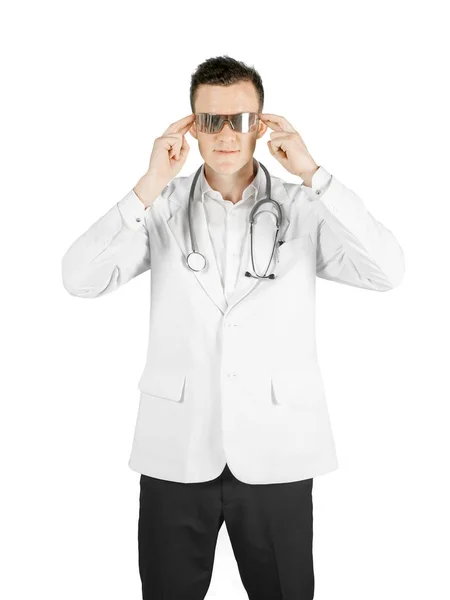 Médico masculino vestindo óculos futuristas no estúdio — Fotografia de Stock