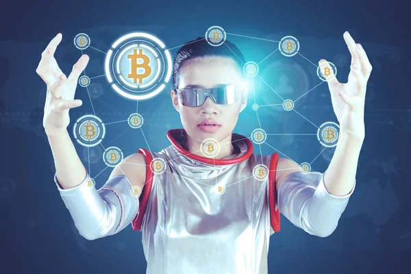 Futuristische Frau zeigt Bitcoin-Netzwerk — Stockfoto