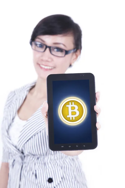 Unternehmerin mit Bitcoin-Symbol im Studio — Stockfoto