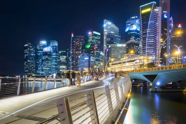 Piéton bondé à Esplanade Bridge Singapore — Photo
