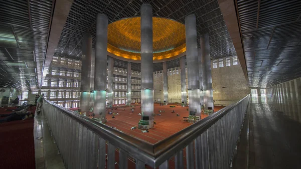 Bella moschea Istiqlal con grandi pilastri — Foto Stock