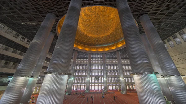 Bellissimo interno della moschea Istiqlal — Foto Stock