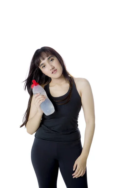 Arabische meisje houdt van een fles water op studio — Stockfoto