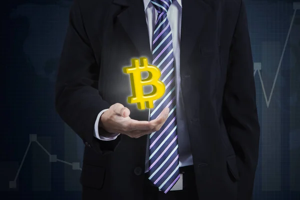 Homme d'affaires anonyme tenant Bitcoin symbole — Photo