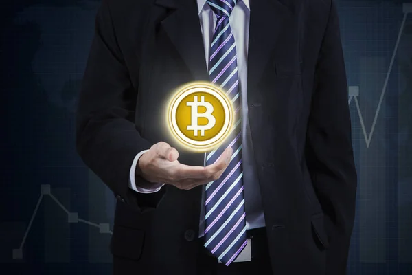 Anonymer Geschäftsmann zeigt virtuellen Bitcoin — Stockfoto