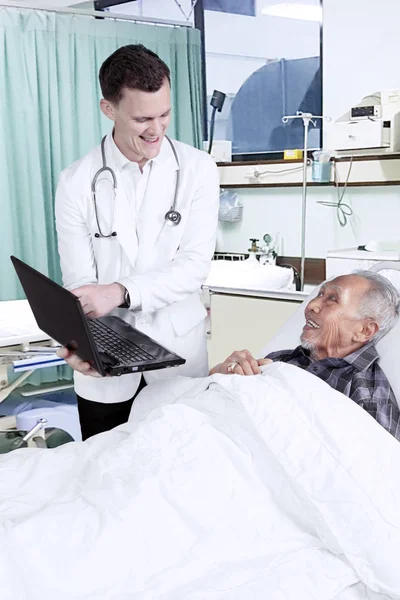 Médico americano mostra relatório médico para seu paciente — Fotografia de Stock