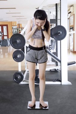 Üzgün kız tartı ölçekte ayakta